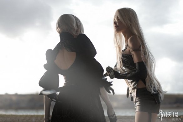 国外美女COS《尼尔》A2、2B 两位美人儿凶狠对峙!