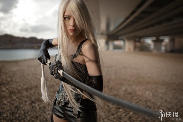 国外美女COS《尼尔》A2、2B 两位美人儿凶狠对峙!