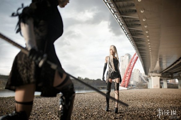 国外美女COS《尼尔》A2、2B 两位美人儿凶狠对峙!