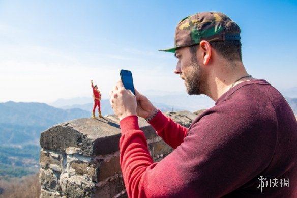《沙赞》男主游长城 与自己角色玩具合影气氛欢乐