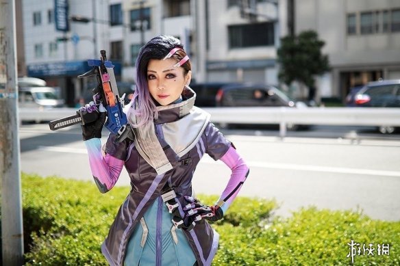 日本美女COS《守望先锋》黑影 神似邓紫棋一脸傲娇