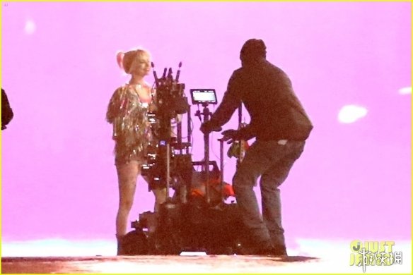 《猛禽小队》曝全新片场照 小丑女大秀长腿性感迷人