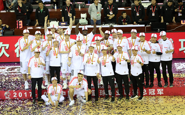 夺冠后郭士强和弟子们在领奖台上。