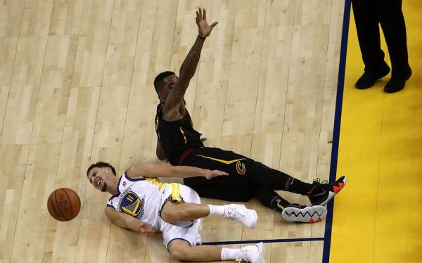 詹姆斯51分!骑士总决赛加时不敌勇士,皇帝只是