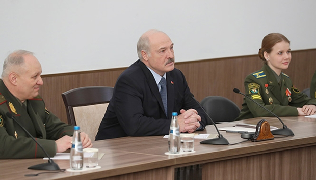  卢卡申科与军事学院师生交流  图自白俄罗斯总统新闻局