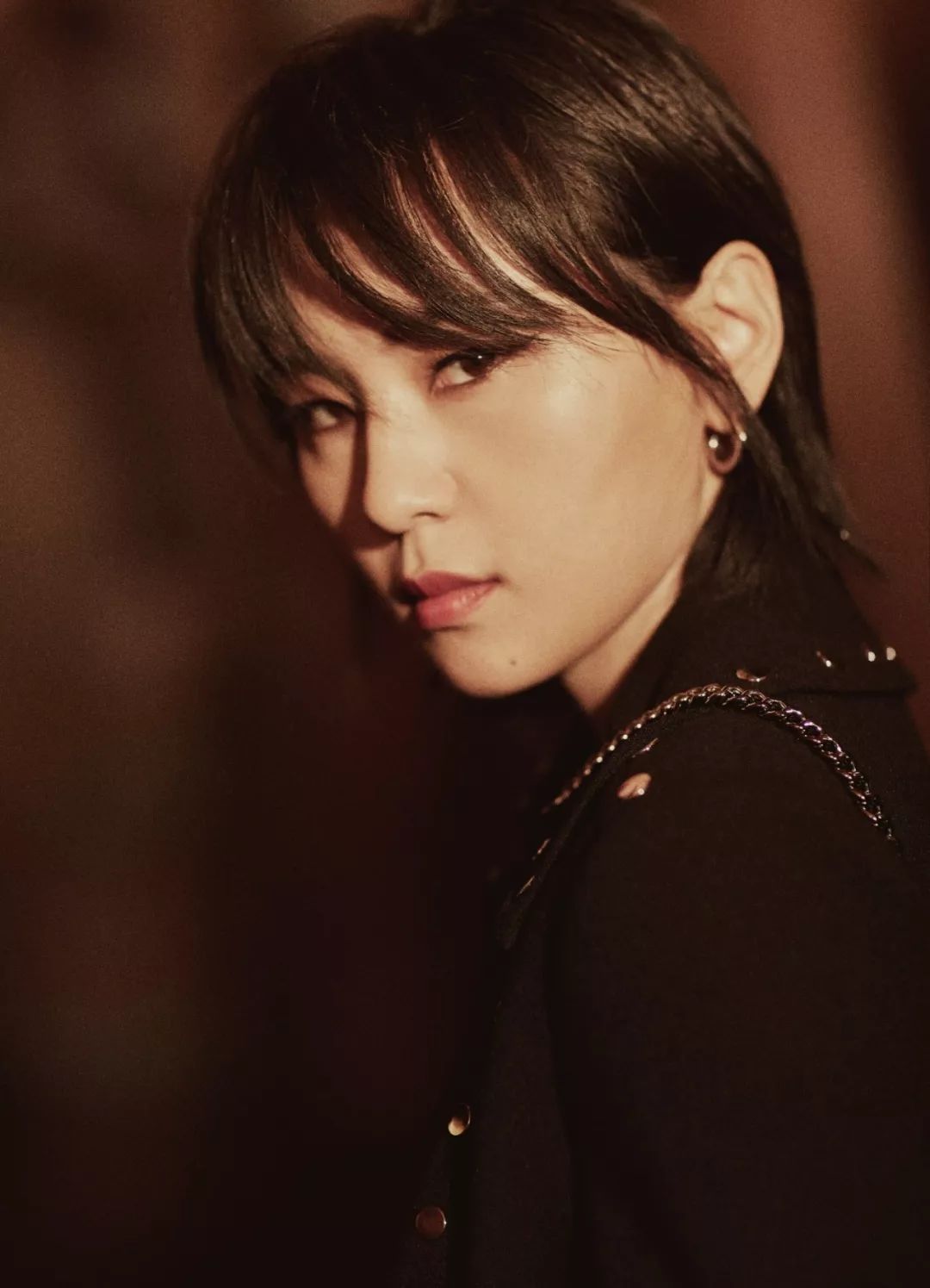 我们让周笔畅给杨幂设计的包包打个分,你猜她