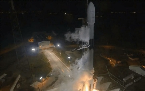 顶着恶劣天气 SpaceX发射了一枚重型猎鹰9号火箭