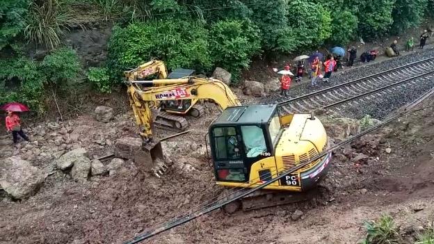 暴雨再袭四川!成渝铁路多趟列车晚点停运
