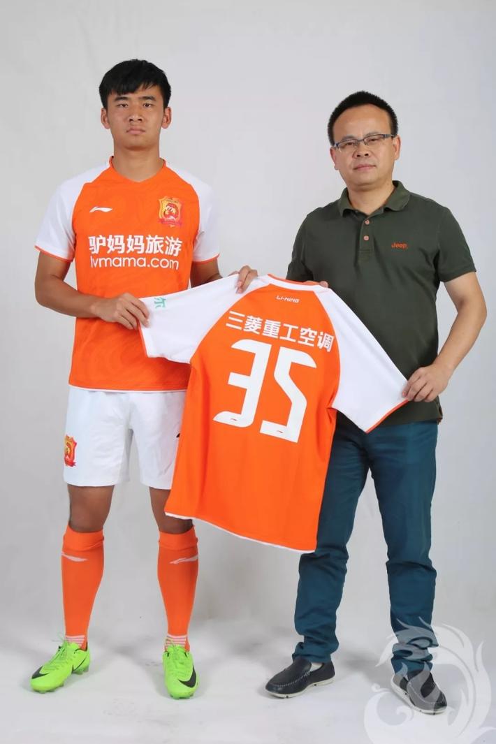 官方:上港U23球员江子磊租借加盟武汉卓尔