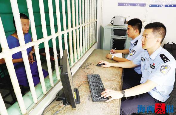 张宏在审讯嫌疑人。资料图