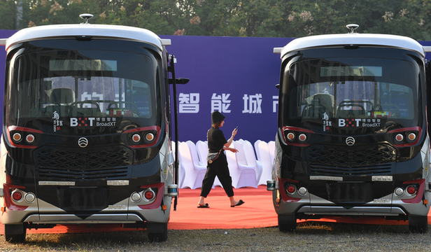 这是10月19日在乌镇城市开放道路“5G自动微公交”示范线路开通剪彩仪式上拍摄的“5G自动微公交”。新华社记者 尹栋逊 摄