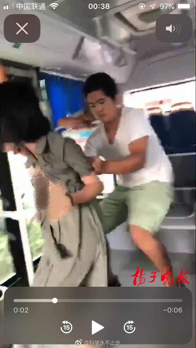 国外恶搞车上索吻视频,车上搞笑视频