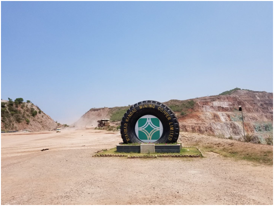 位于莱比塘铜矿项目的中国企业万宝公司标志。 谢戎彬摄