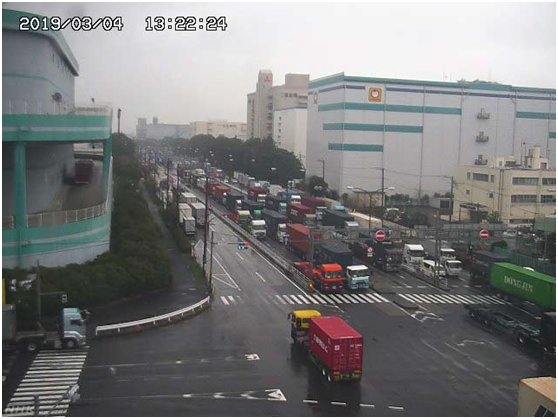 3月4日13时22分的东京港附近道路,大车小车全堵在了一起