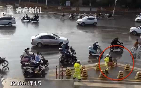视频|女子骑车摔伤 交警小姐姐公主抱将她送