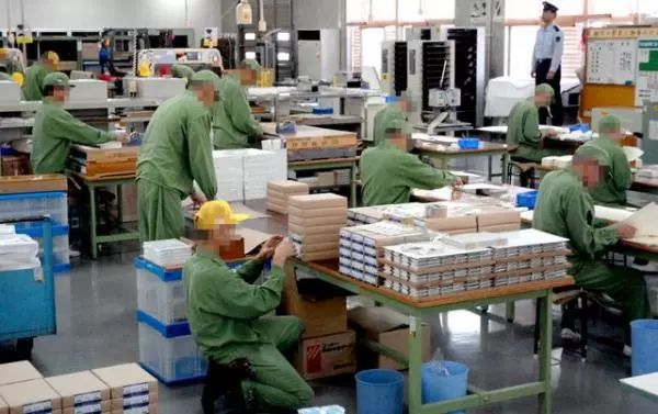 日本犯人进行劳作(图片来源:凤凰网)