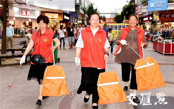 扬州仪征3000义工齐出动 弯腰一秒捡拾垃圾