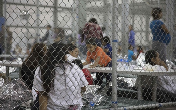 特朗普叫停骨肉分离移民政策 非法移民同子女