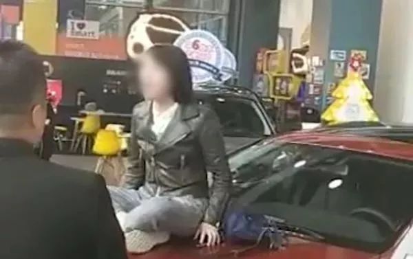 “奔驰女车主哭诉维权”视频截图