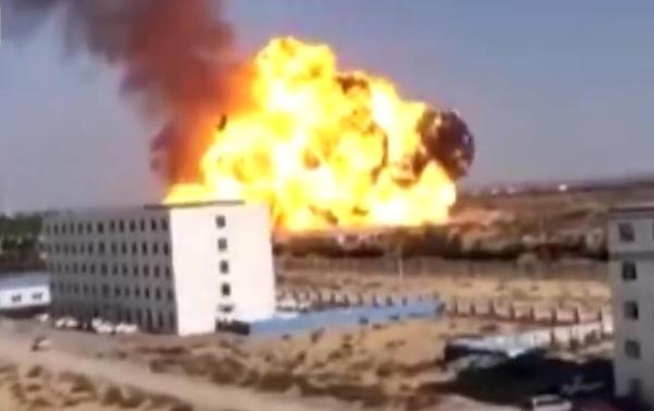 陕西榆林衡山县一工业园区停车场发生罐车燃爆