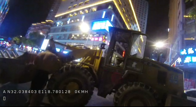 无证还醉驾,开着装载机闯入闹市区