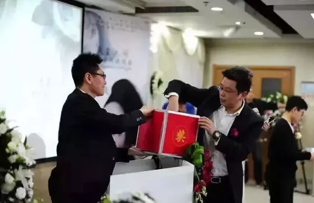 癌症女孩为自己办了一场追悼会，亲友哭了，她却笑着说…