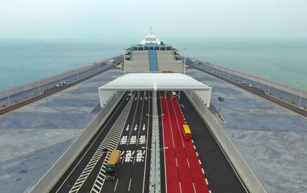 10月24日,来往车辆在东人工岛上出入海底隧道(无人机拍摄)。 新华社 图