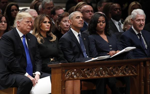 當地時間2018年12月5日,美國華盛頓,美國國家大教堂舉行第41任總統老布什葬禮,美國現任和前任總統出席儀式,川普全程和克林頓夫婦無交流,僅與奧巴馬握了手。 視覺中國 圖