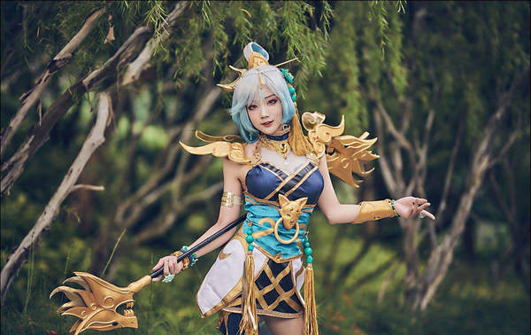 娇俏御姐COS《路易鬼屋》King Boo 美胸白丝血妈性感