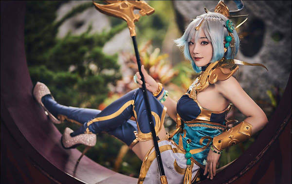 娇俏御姐COS《路易鬼屋》King Boo 美胸白丝血妈性感