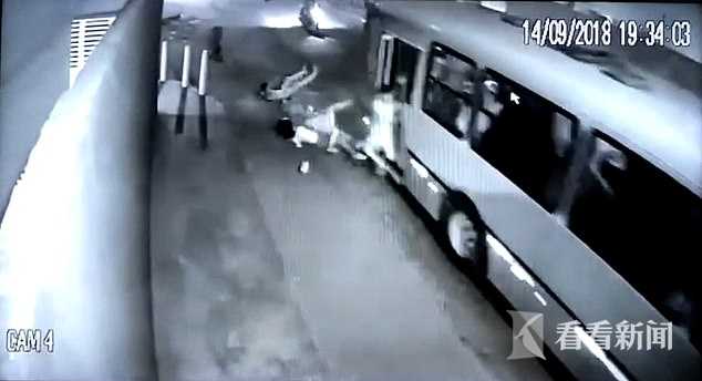 大巴车遭持刀抢劫 司机冒死减速开门6名乘客跳车