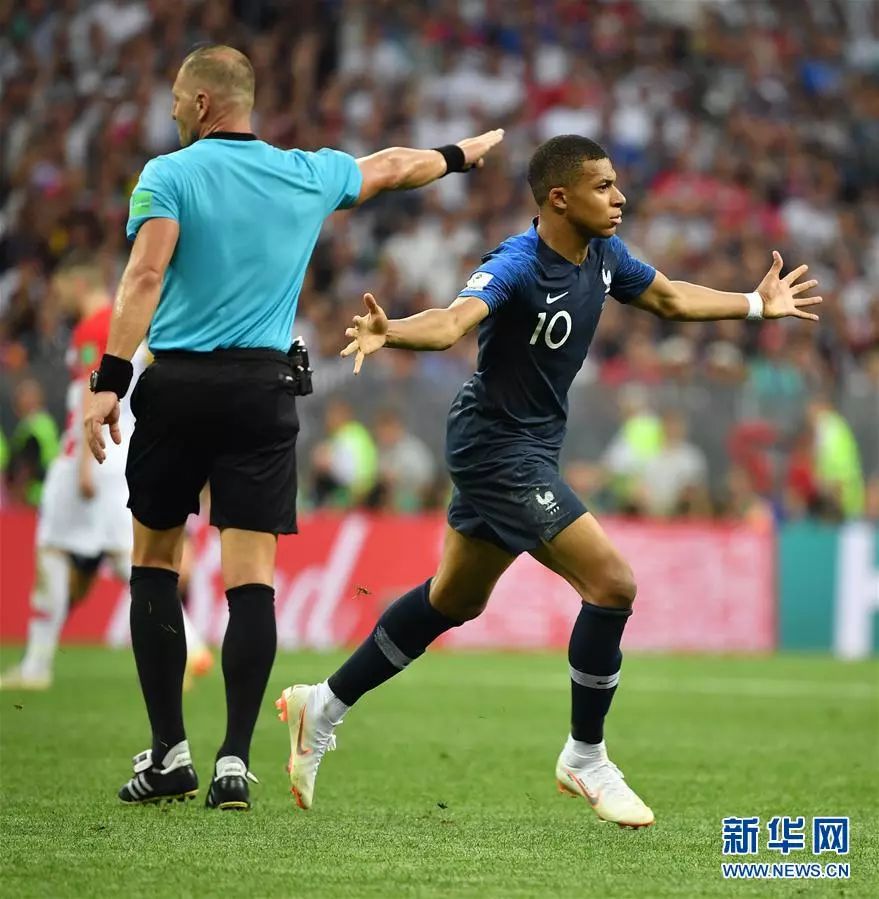 ▲7月15日，法国队球员姆巴佩在比赛中庆祝进球。 新华社记者 李尕 摄