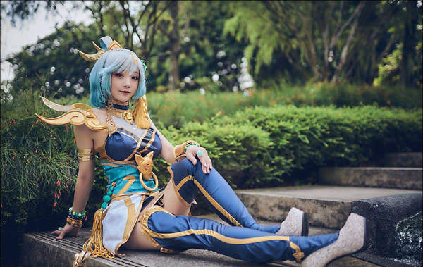 娇俏御姐COS《路易鬼屋》King Boo 美胸白丝血妈性感