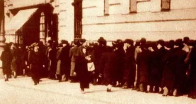 ▲资料图片:二战期间犹太人在中国领事馆外排队。