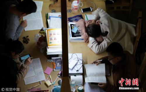 资料图：夜晚的图书馆里，考研学生在自习。马健 摄 图片来源：视觉中国