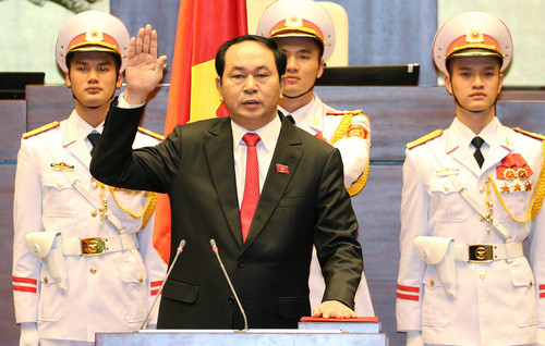 　　资料图片：2016年4月2日，在越南首都河内，新当选的越南国家主席陈大光（前）宣誓就职。新华社/越通社