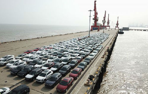在上海自贸试验区临港新片区的上海南港码头，新出厂的汽车等待装船转运。（方喆 摄）