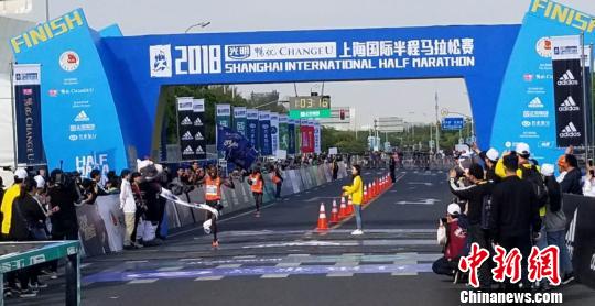 肯尼亚选手称雄上海半马 中国跑者名次奖首次“亮相”