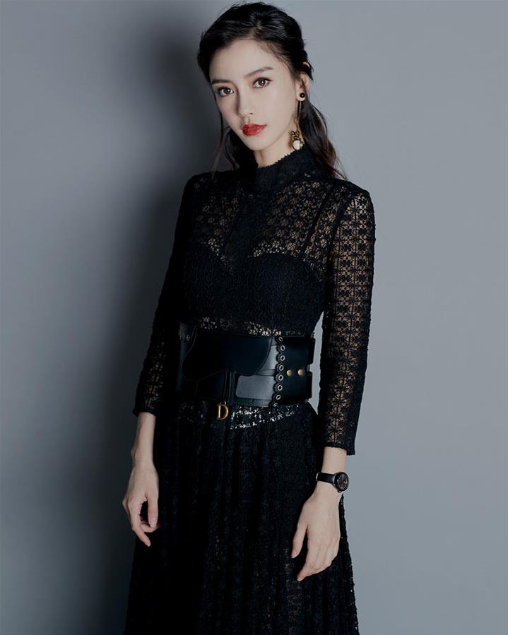 Angelababy精致礼服宽腰带 不对称耳环个性优雅