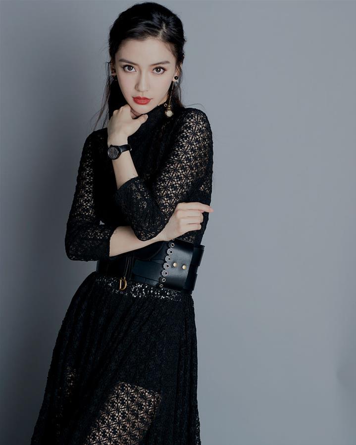 Angelababy精致礼服宽腰带 不对称耳环个性优雅