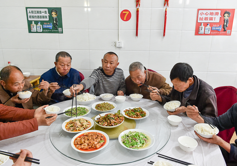 汶川地震十年故事:再婚又离 “背妻男”回家守墓