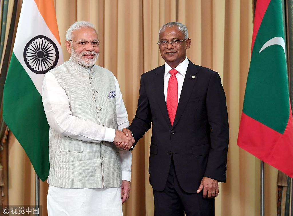 马尔代夫新任总统萨利赫（右）11月17日就职典礼上与印度总理莫迪握手 图源：视觉中国