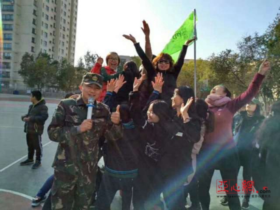 木齐市市第五十五小学 民族团结一家亲 户外拓