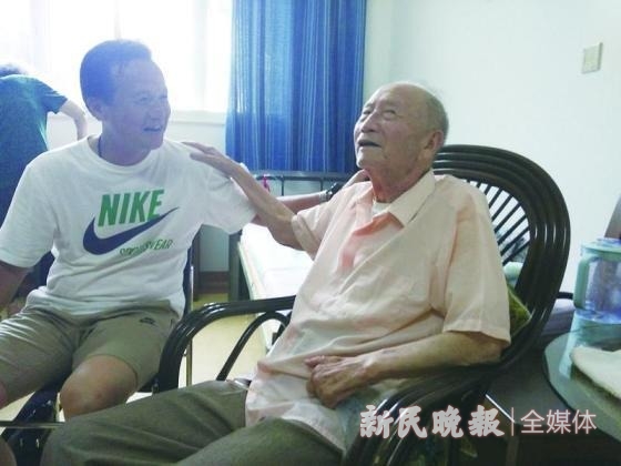 新民晚报记者此前探访方纫秋(右),聊聊足球缘。 本文图片均来自 新民晚报