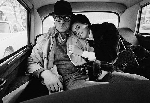 Terry O‘Neill镜头下的男演员Michael Caine（左）和女演员Camilla Sparv（右） 图片来源：Iconic Images