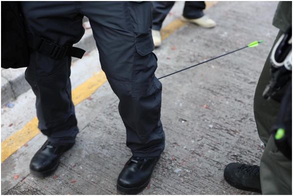 (警察传媒联络队(FMLC)队员中箭,图源:香港警察脸书)