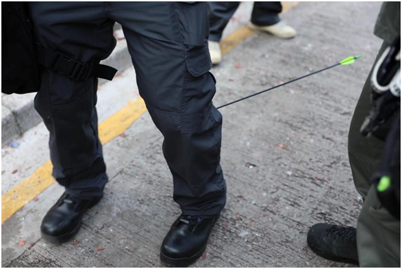 (警察传媒联络队(FMLC)队员中箭,图源:香港警察脸书)