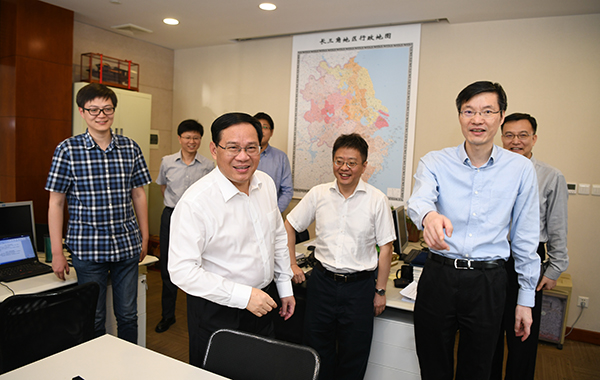 李强调研长三角区域合作办公室,强调在做成事