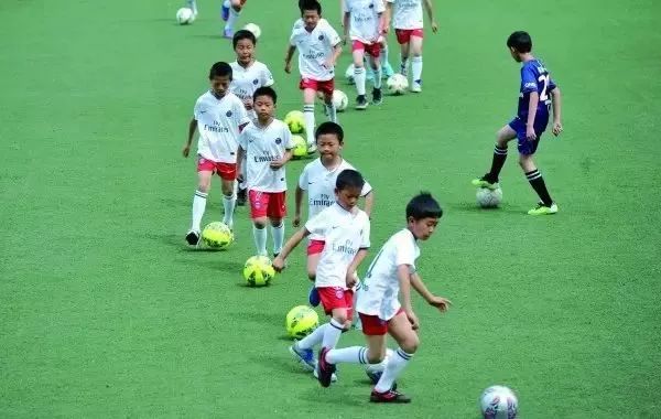 临沂:足球纳入初中升高中选测项目,足球课学习