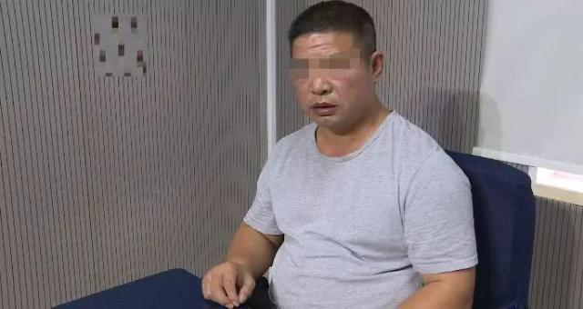 照顾活蛇的涉案须眉 本文图均为 铁路警圆供图